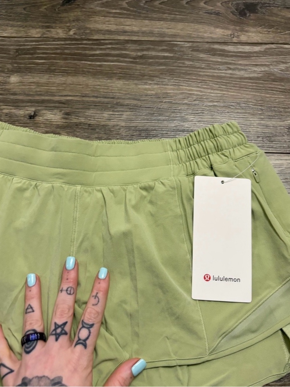NWT Lululemon Hotty Hot Short *LR *2.5" (Honeydew) Size 12 - Picture 3 of 3